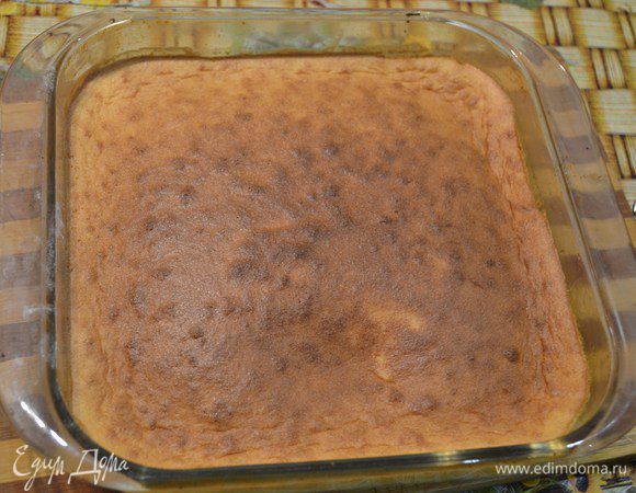 Убрать в разогретую до 175С примерно на 1 час. Ориентируйтесь на внешний вид: сверху должно хорошо подрумяниться, а содержимое совсем слегка колыхаться. Когда пройдет где-то 40-50 мин. выключите духовку и оставьте пирожные там остывать вместе с духовкой. Но опять же смотрите по своей духовке. У меня какая-то реактивная духовка и готовит все слишком быстро (если в рецепте написано готовить 40 мин. у меня за 20 мин. все будет готово) :)) у меня полностью приготовление пирожных в духовке заняло около 35 мин.