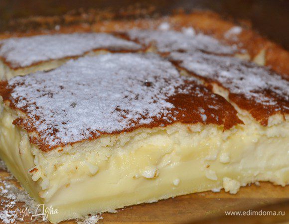 Готовые пирожные остудить и посыпать сахарной пудрой.