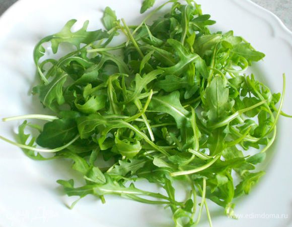 Руколу и помидоры помойте, дайте стечь воде.