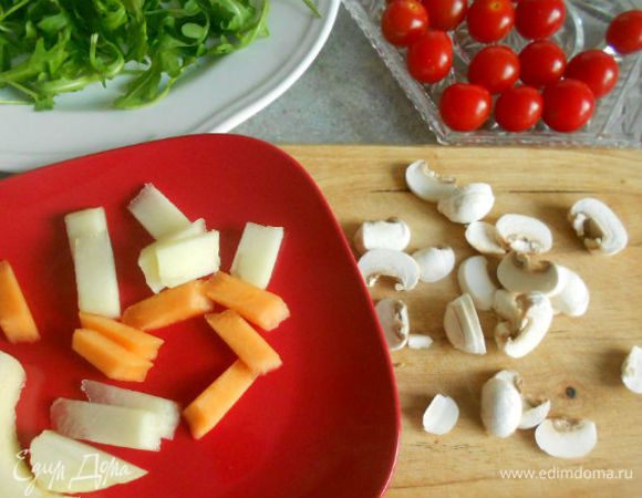 Дыню нарежьте кусочками. Грибы хорошо помойте, очистите от кожицы, отрежьте ножки и нарежьте тонкими пластинами.
