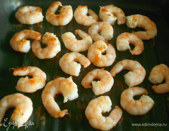 У очищенных креветок удалите кишечную вену и быстро обжарьте их на сковороде с небольшим количеством оливкового масла.