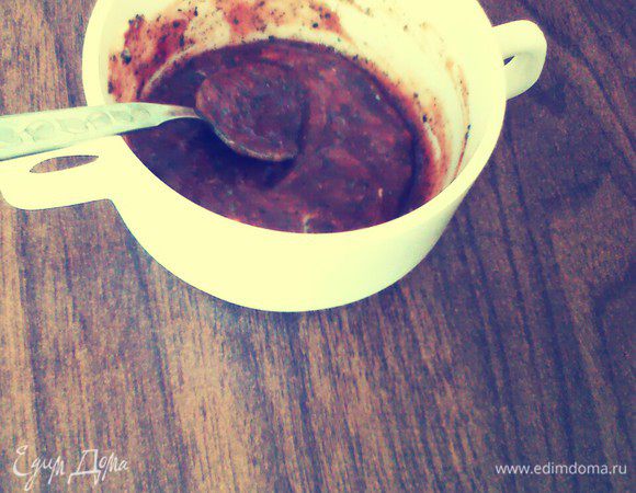 Кетчуп , зелень, чеснок, соль, перец смешать в миске.