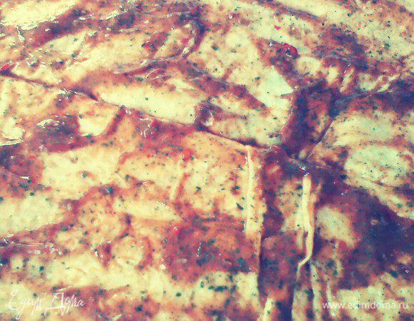 Лаваш обмазать кетчупом.