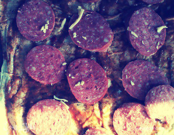 На лаваш выложить колбасу и сыр.