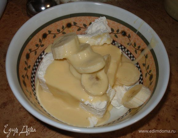 Творог,бананы,сгущенное молоко и соль хорошо взбить блендером.