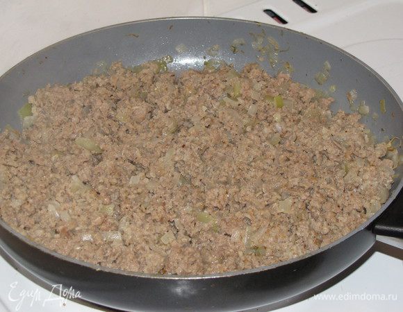 Лук мелко нарезать. Нагреть в той же сковороде еще 1 ст. л. растительного масла, положить фарш и лук, приправить солью и перцем  и жарить 6-8 минут, разбивая комочки лопаткой. переложить в другую миску.
