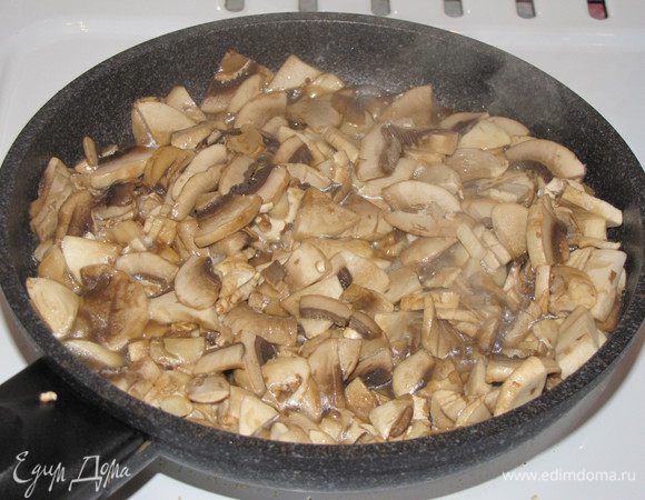 Шампиньоны нарезать, положить в чистую сковороду, влить масло и немного обжарить.