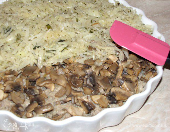 Форму смазать оставшимся маслом, выложить в нее слоями капусту, мясо, грибы и снова капусту.