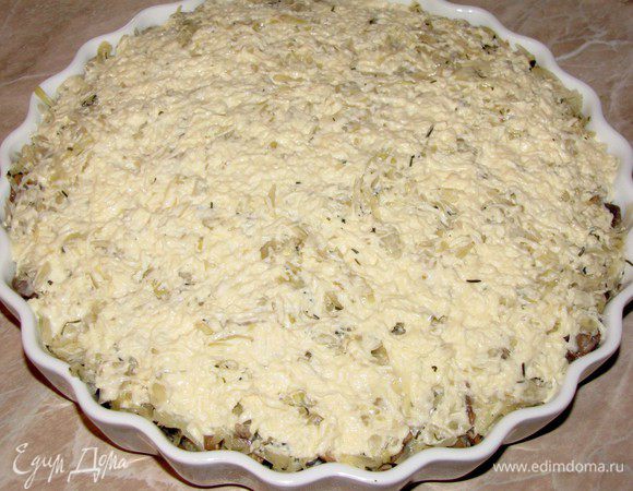 Запеканку залить соусом и запекать в разогретой до 200 гр. духовке 15-20 минут, до золотистой корочки.