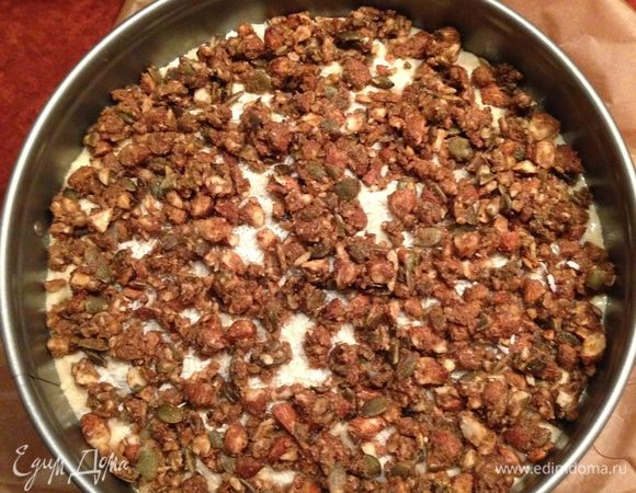 Духовку разогреть до 190С.
Приготовить штрейзель. Для этого смешать все сухие составляющие и перетереть их с холодным маслом в крошку. Я орешки и семечки  измельчила чуть в блендере.
Форму для выпечки застелить бумагой. Выложить овсяное тесто, разровнять и посыпать сначала кокосовой стружкой и штрейзелем.
Поставить пирог в горячую духовку примерно на 40-50 минут. Деревянная шпажка должна выходить из теста сухой.
