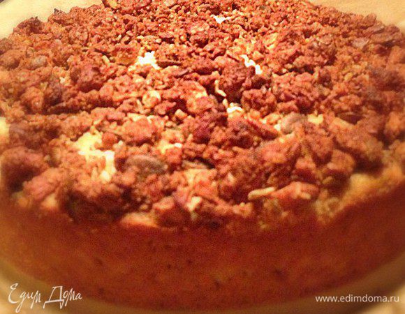 Готовому пирогу дать постоять в форме, а затем полностью остудить на решетке.