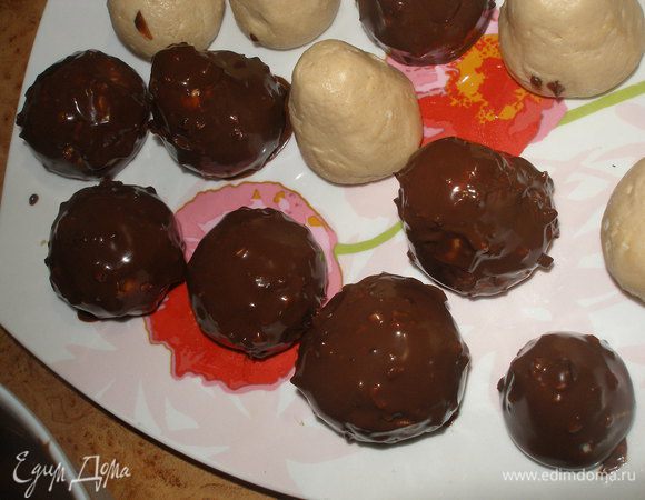 Из творожной массы сформировать конфеты и на несколько минут поставить их в холодильник охладить.А тем временем растопить шоколад на водяной бане,дать ему чуть остыть.Затем покрыть конфеты шоколадом,и убирать в холодильник на пару часов до полного застывания шоколада.Вот и все.... Конфеты готовы, приятного чаепития!!!:)