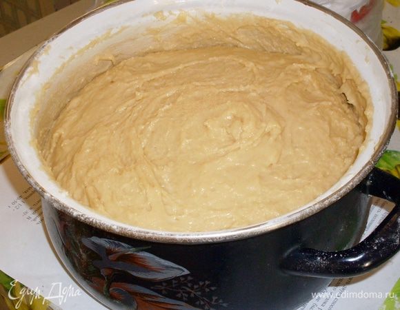 Когда объем опары увеличится вдвое, добавить соль, яичные желтки, стертые с сахаром, грамм 200 муки, растопленное  и остывшее масло, все очень аккуратно перемешать, добавить взбитые в пену белки и понемногу оставшуюся муку. Вмешивать надо рукой строго в одном направлении, не спеша. Тесто не должно быть густым, должно быть хорошо вымешанным, однородным. Общее количество муки может уйти чуть больше 1 кг.