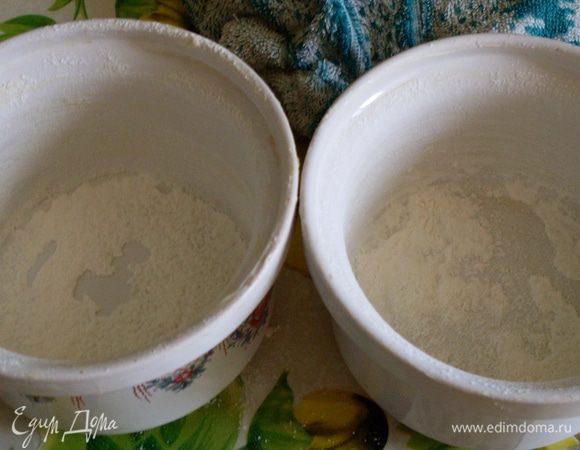 Формы предварительно обмазать маргарином и обсыпать мукой. Для облегчения вытаскивания готовых куличей на дно формы можно положить кружок пергаментной бумаги.