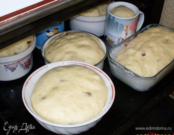 Чуть дать постоять-отдохнуть и разложить в формы на высоту 1/3 формы. Поставить формы для поднятия в теплое место, накрыть полотенцем.