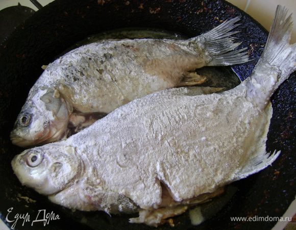 обжарить  рыбку как обычно