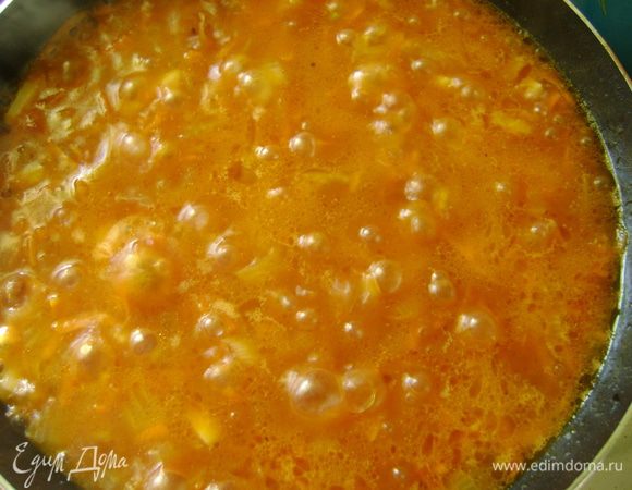 Сделать зажарку - обжарить чеснок, лучок и морковь в растительном масле,добавить томат и потомить еще минут 15.