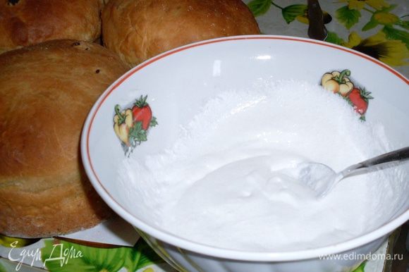 Приготовить глазурь. Стереть 1 яичный белок со стаканом сахарной пудры в фарфоровой посуде.