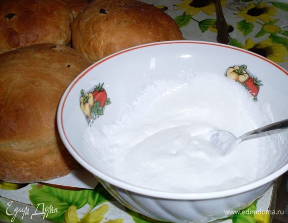 Приготовить глазурь. Стереть 1 яичный белок со стаканом сахарной пудры в фарфоровой посуде.