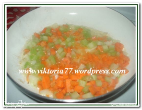 Лук, сельдерей, морковь порезать кубиками и обжарить на растительном масле до золотистого цвета лука.