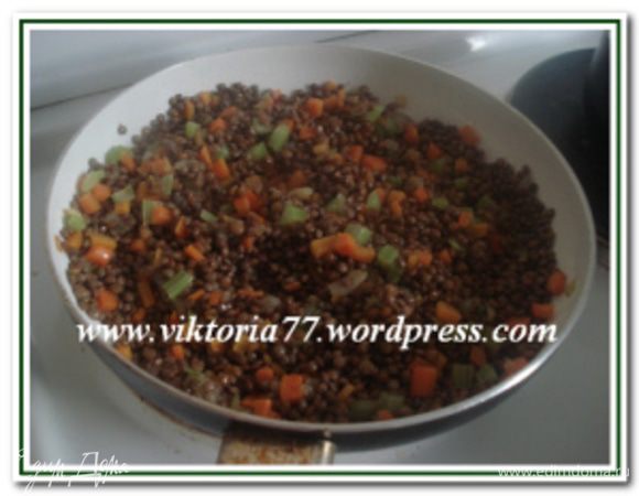 Добавить чечевицу, перемешать и жарить еще минуты 4, постоянно помешивая.