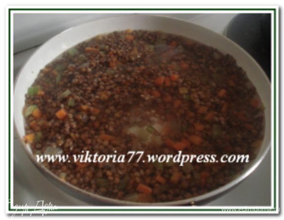 Добавить воду, уменьшить огонь, закрыть крышкой и готовить до выпаривания жидкости и мягкости чечевицы. Может придется добавить еще немного воды.