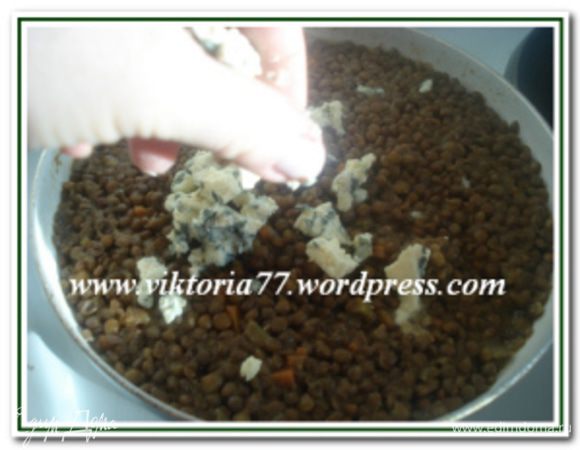 За 5 минут до готовности посолить и поперчить. Готовое блюдо снять с огня и покрошить в него голубой сыр и перемешать.