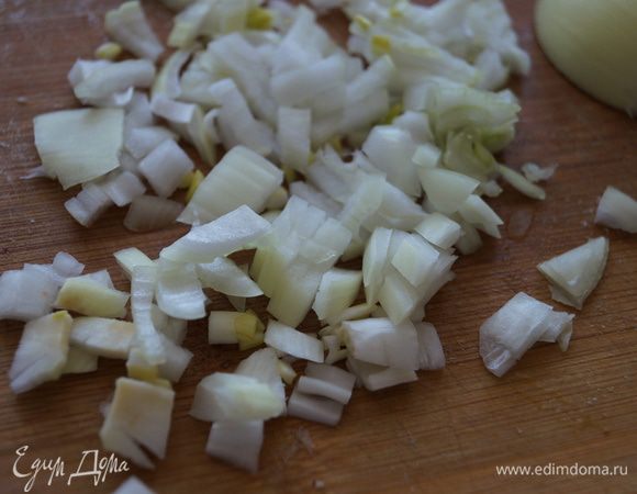 Лук мелко режем