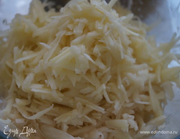 Натираем на крупной терке картофель и перемешиваем с луком