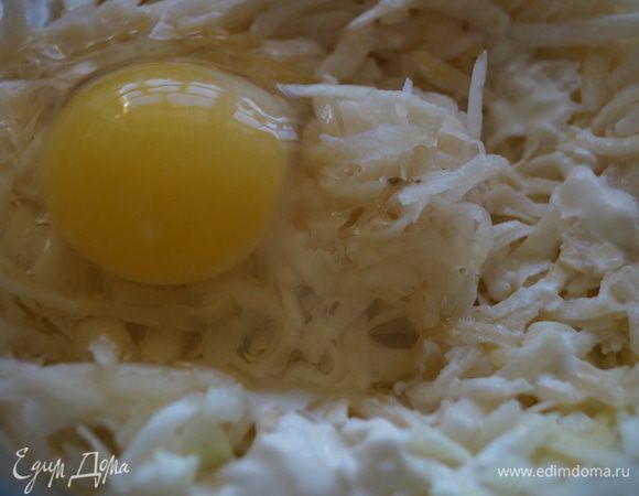 Добавляем яйцо, сметану, солим, перчим и перемешиваем