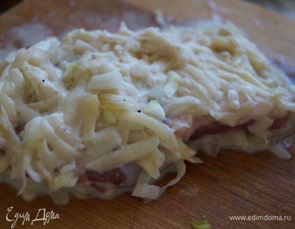 На кусочек отбитого мяса выкладываем немного картофельной массы и распределяем равномерно по всему кусочку с обоих сторон