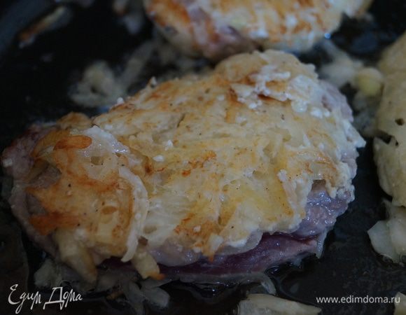 Получившуюся отбивную выкладываем на разогретую сковороду с растительным маслом и обжариваем до золотистого цвета