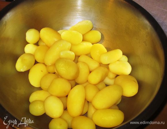 Картофель отварить до готовности,откинуть на дуршлаг.