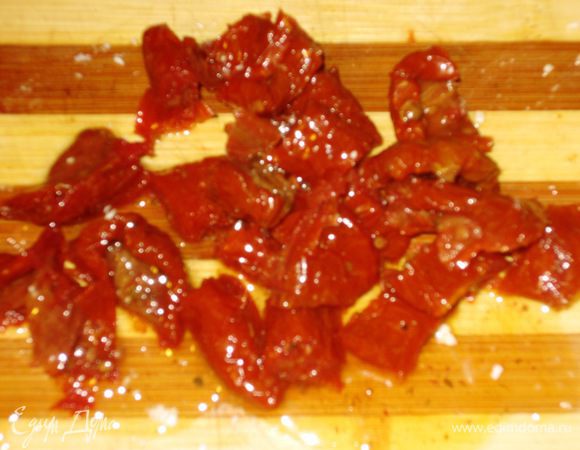 Вяленые помидоры крупно нарезать. 