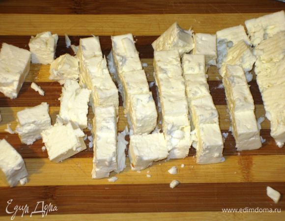Фету нарезать кубиками.