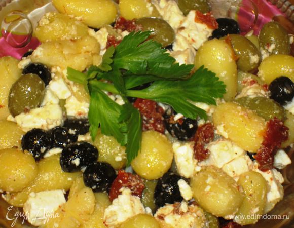 Соединить картофель,оливки, маслины, вяленые помидоры, фету. Заправить оливковым маслом и поперчить. Приятного аппетита:)
