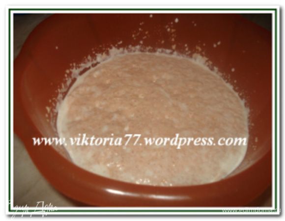 Подогреть сливки и молоко до тёплого состояния, вылить в чашку миксера. Добавить дрожжи, сахар, соль, перемешать и оставить на 10-15 минут для того, чтобы активировались дрожжи (образовалась шапочка пузыристая).