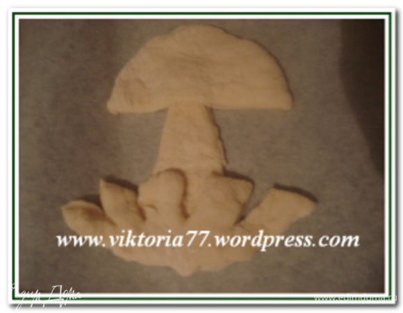 Положить на пергамент треугольник, на него сверху один полукруг — шляпку, на нижнем полукруге сделать надрезы, положить на основание грибка и немного раздвинуть — это будет травка.