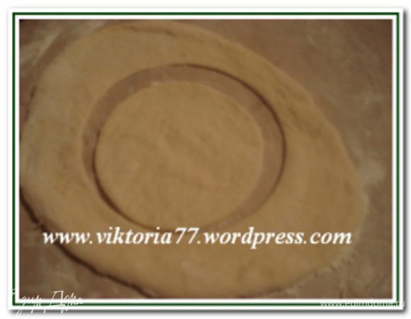 Круглая открытая: Раскатать небольшой круг, посередине вырезать круг поменьше — это будет основание.