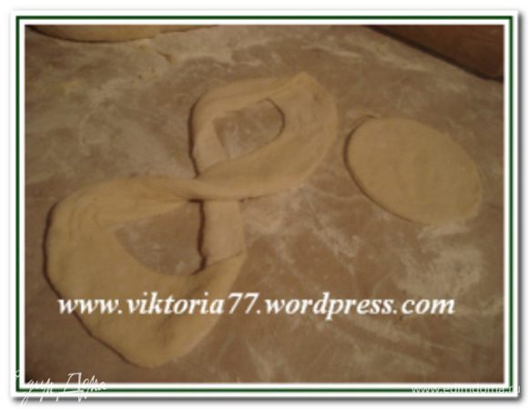 Круглую полоску сложить восьмеркой, азатем пополам и уложить сверху на основание.