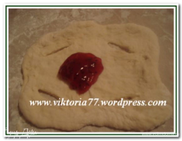 Еще один вариант с джемом.

Сделать надрезы крест на крест, в середину положить джем и закрыть тоже крест на крест, протянув в разрезы противоположные края.