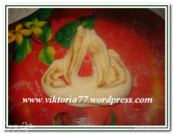 Другие два конца развернуть срезом вверх и положить краем под получившуюся петлю.