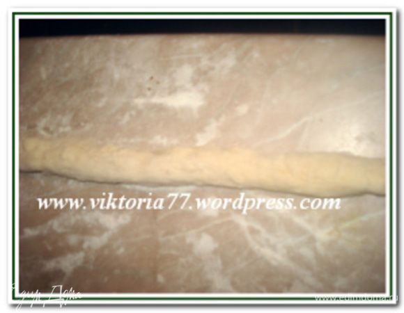 Скатать из шарика теста длинный жгутик и свернуть его улиткой.