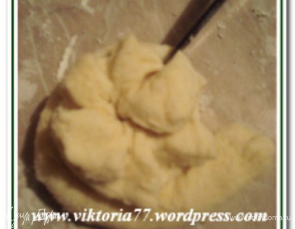 Ножницами сделать надрезы по всей «улитке». При желании посыпать сахаром.