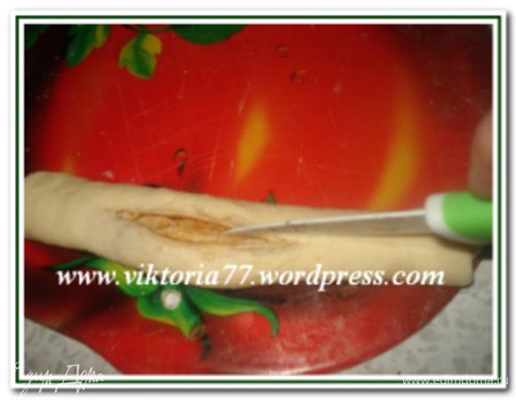 Раскатать из теста прямоугольник (по желанию смазать маслом и посыпать сахаром и корицей). Скатать рулетиком. В рулетике сделать сквозной разрез от одного края до другого, не разрезая до конца 2 см.