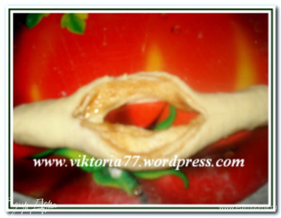 Получившееся отверстие немного раздвинуть.