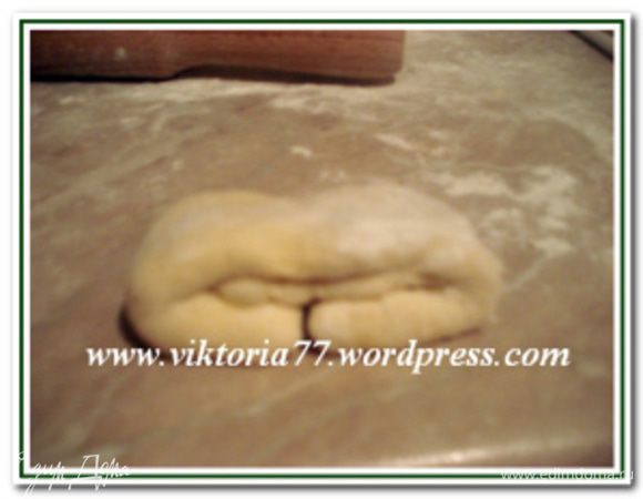 Плюшка «Бабочка»
Раскатать из теста прямоугольник (по желанию смазать маслом и посыпать сахаром и корицей). Скатать рулетиком. У рулета подогнуть края к ценрту, чтобы они соединились посередине рулета.