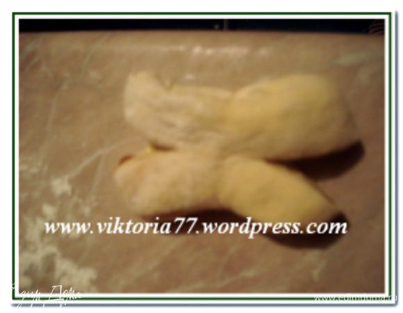 С двух концов сделать надрезы, не разрезая до конца.