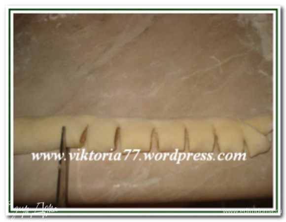 Плюшка «Гребешок»
Раскатать из теста прямоугольник (по желанию смазать маслом и посыпать сахаром и корицей). Скатать рулетиком. У рулета сделать по всей длине надрезы, не дорезая до конца противоположной стороны.