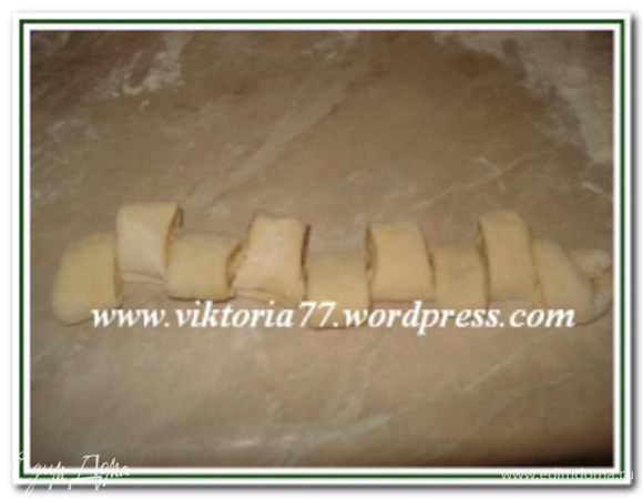 Повернуть рулет так, чтобы неразрезанная сторона оказалась внизу. По очереди отгибать зубчики в разные стороны, чтобы они чередовались.